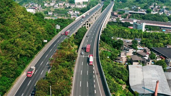 千庫網_高速公路車流交通高速公路大貨車_攝影圖編號232451.jpg